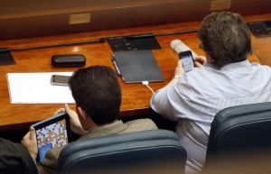 Bartolomé González y María Isabel Redondo jugando a Apalabrados en sus iPad durante pleno Asamblea Madrid